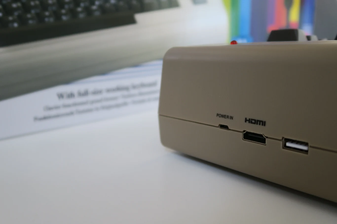 Po podłączeniu do telewizora gramy w 720p i częstotliwości 60 lub 50 herców. Komputer oferuje różne opcje wyświetlania, w tym filtr imitujący telewizor z kineskopem (CRT). Po podłączeniu do telewizora gramy w 720p i częstotliwości 60 lub 50 herców. Komputer oferuje różne opcje wyświetlania, w tym filtr imitujący telewizor z kineskopem (CRT).