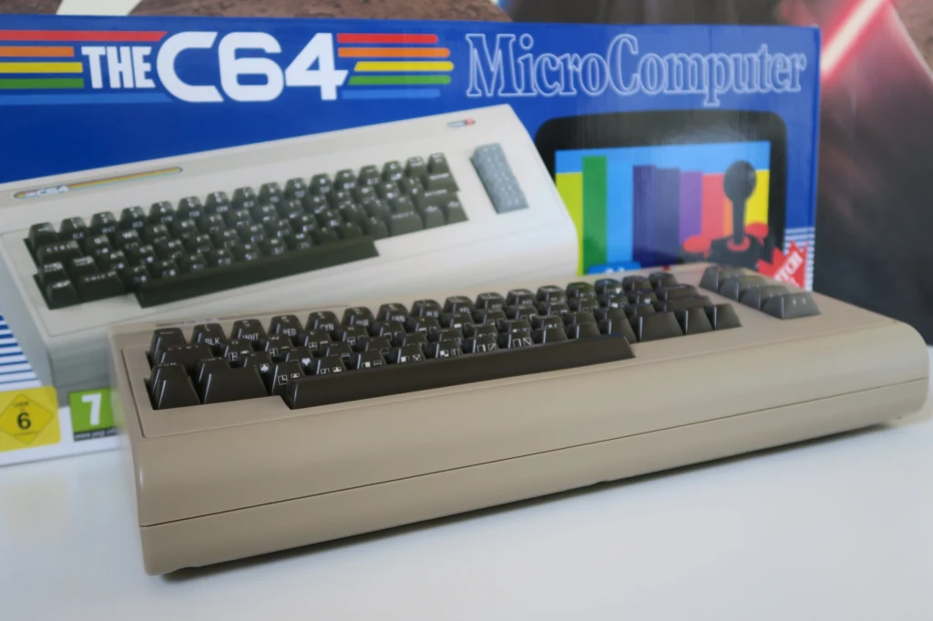 C64 Maxi jest bardzo wierną repliką pierwszego modelu Commodore 64 – na pierwszy rzut oka wszystko wygląda identycznie, za wyjątkiem braku oryginalnego znaczka C64 na klawiszu w lewym, dolnym rogu. Najważniejszy element C64 Maxi to pełnoprawna klawiatura, replika oryginału. Nawet dźwięk towarzyszący uderzeniom klawiszy jest podobny. Oczywiście sprzęt korzysta z nowoczesnych portów i złącz – z tyłu znajdziemy port HDMI (kabel w pudełku), microUSB (do podłączenia ładowarki, jest w zestawie) i port USB. Dzięki temu ostatniemu możemy skorzystać z pendrive’a z dodatkowymi grami i programami.
