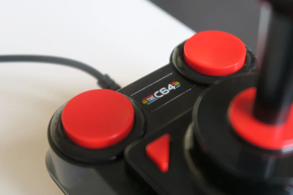 Nie zabrakło klasycznego ekranu z językiem BASIC – podstawowego widoku kojarzonego przez każdego, kto miał kontakt z Commodore 64. Ponieważ komputer z punktu widzenia oprogramowania to kopia 1:1, możemy pisać programy języku BASIC, a potem je zachować, aby pokazać innym. A co z grami?