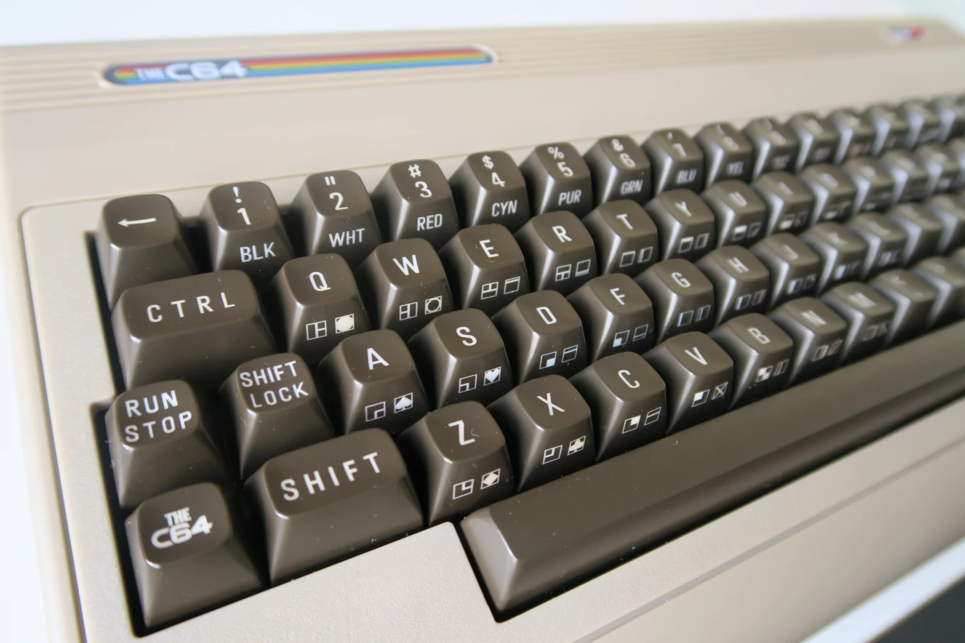 Trzy tryby wyświetlania dostępne w C64 Maxi pozwalają na przełączanie między oryginalnymi interfejsami C64, VIC 20 (poprzednik Commodore 64, również w pełni emulowany) oraz karuzelą gier (ostatni widok przypomina typową mikrokonsolkę taką jak SNES Classic mini). Trzy tryby wyświetlania dostępne w C64 Maxi pozwalają na przełączanie między oryginalnymi interfejsami C64, VIC 20 (poprzednik Commodore 64, również w pełni emulowany) oraz karuzelą gier (ostatni widok przypomina typową mikrokonsolkę taką jak SNES Classic mini).