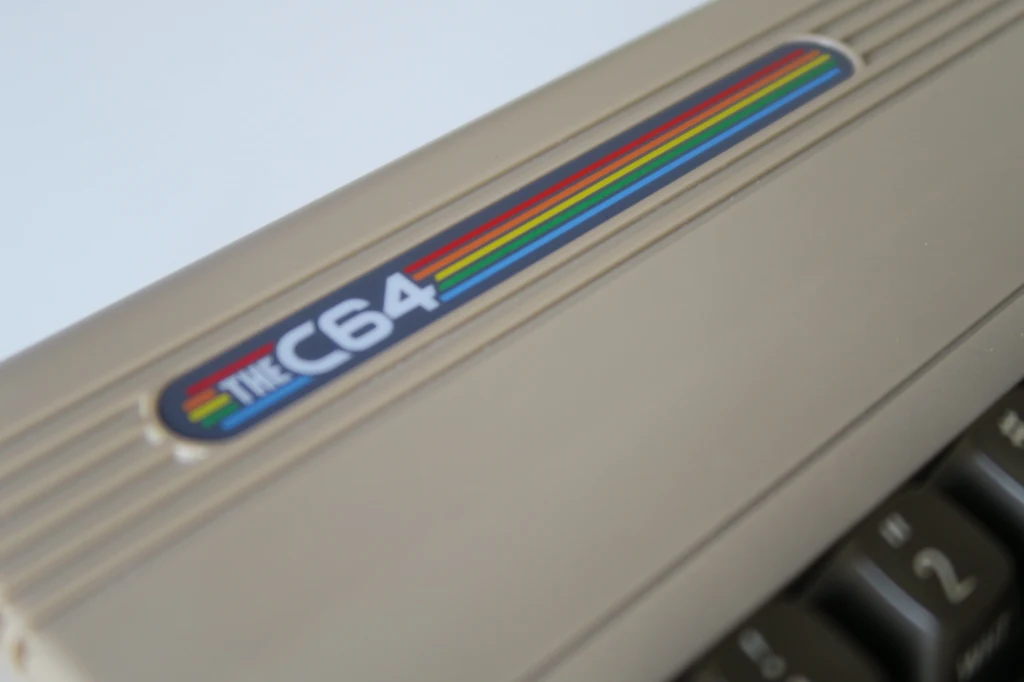 Jedyny zarzut, jaki można postawić joystickowi to brak przyssawek. No i osoby przyzwyczajone do przycisku Fire na górze manetki będą musiały przedstawić się na innego rozłożenie klawiszy.