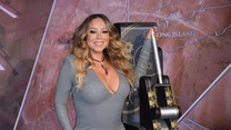 Jednak nie tylko górna partia ciała gwiazdy przyciągała wzrok. Mariah Carey wybrała sukienkę, która podkreśliła całą jej figurę. Wszystko dzięki temu, że kreacja artystki była bardzo obcisła. 

Choć wokalistka prezentowała się nienagannie, to jednak patrząc na powyższe fotografie, można odnieść wrażenie, że w ostatnim czasie nieco przytyła. 

A wy, jak myślicie?