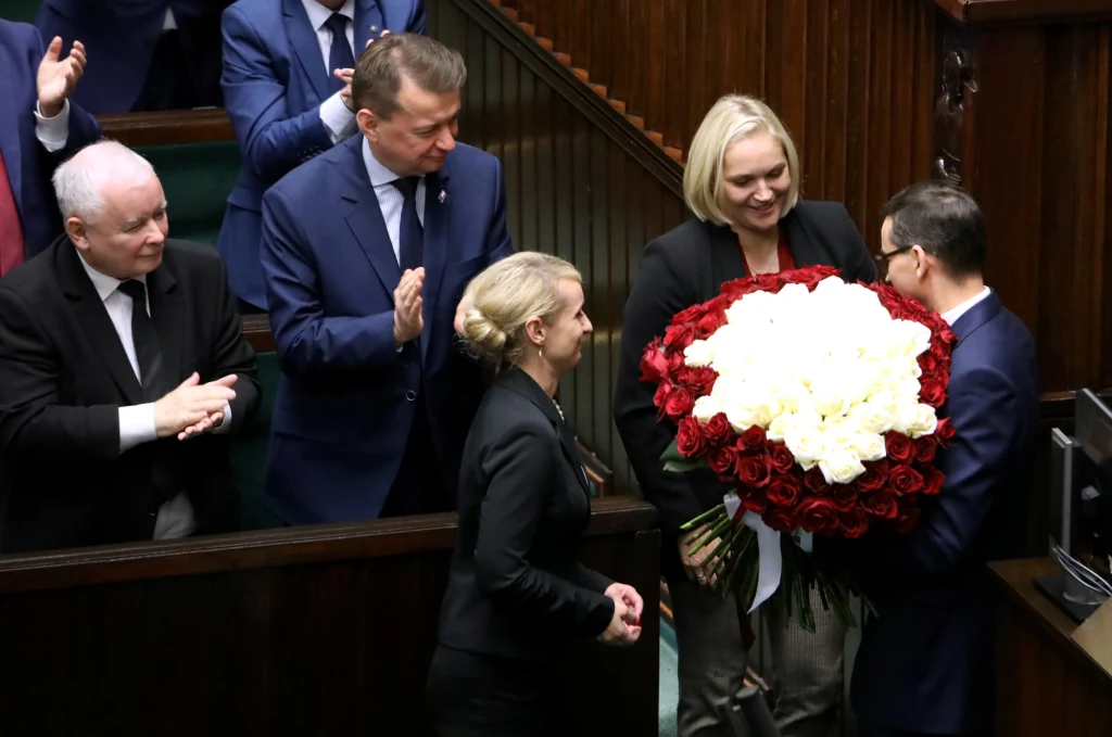 Dominika w tej kadencji miała już możliwość się wykazać. Wręczyła kwiaty Morawieckiemu po wygłoszonym expose Dominika w tej kadencji miała już możliwość się wykazać. Wręczyła kwiaty Morawieckiemu po wygłoszonym expose