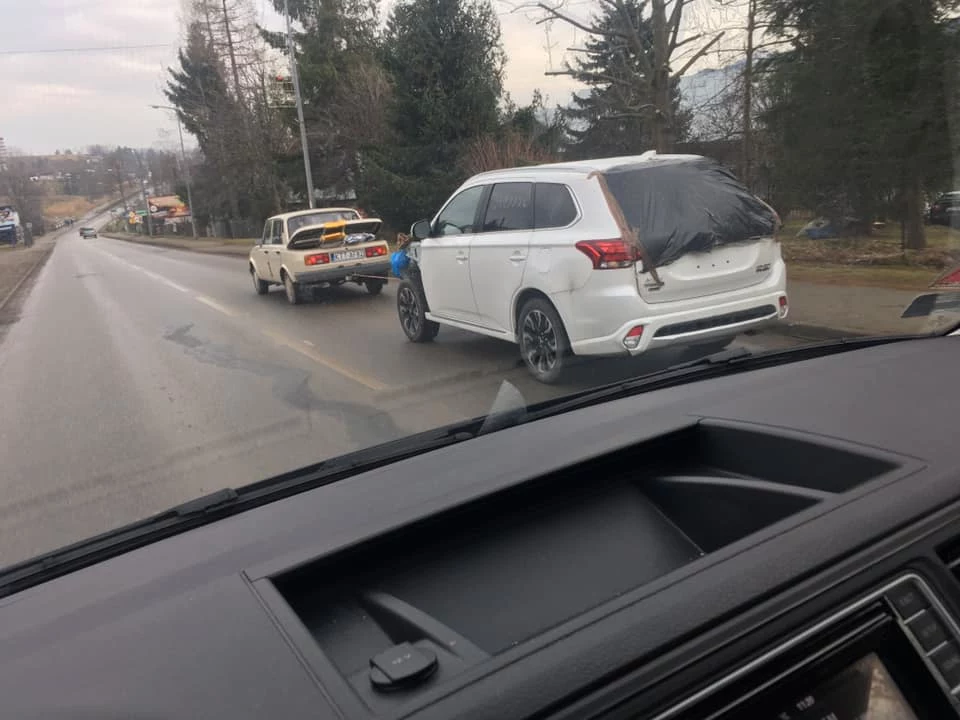 Poczciwy Wartburg holuje nowego Mitsubishi Outlandera / fot. Michał T.