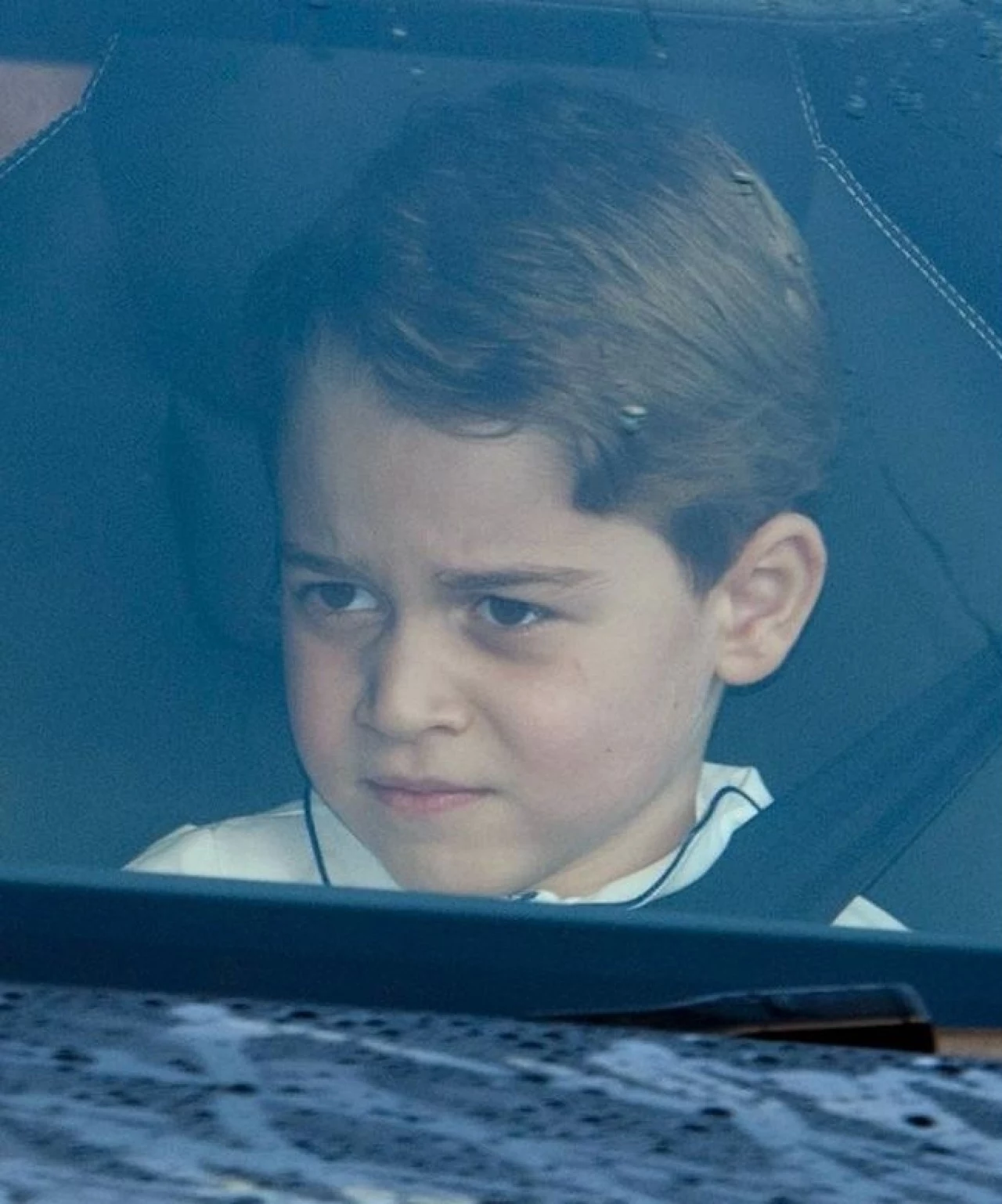 Mały George coraz bardziej przypomina swojego tatę. Chłopiec znany jest ze swojego poważnego wyrazu twarzy, który jeszcze bardziej upodabnia go do Williama. Mały George coraz bardziej przypomina swojego tatę. Chłopiec znany jest ze swojego poważnego wyrazu twarzy, który jeszcze bardziej upodabnia go do Williama.