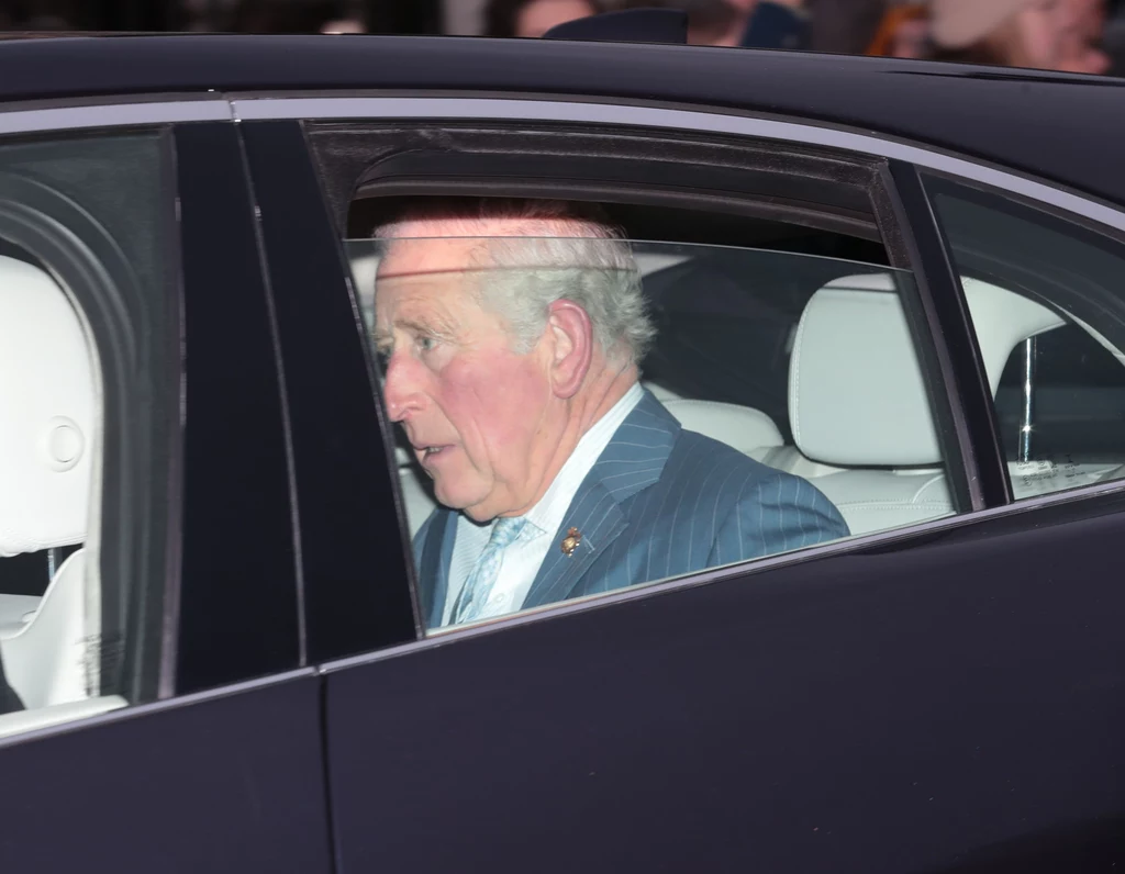 Na uroczystym przyjęciu pojawił się również książę Karol wraz z księżną Kamilą. Wielkimi nieobecnymi byli księżna Meghan, książę Harry i ich syn Archie. Zgodnie z zapowiedziami młodzi rodzice postanowili spędzić święta w Stanach Zjednoczonych wraz z mamą Meghan. Na uroczystym przyjęciu pojawił się również książę Karol wraz z księżną Kamilą. Wielkimi nieobecnymi byli księżna Meghan, książę Harry i ich syn Archie. Zgodnie z zapowiedziami młodzi rodzice postanowili spędzić święta w Stanach Zjednoczonych wraz z mamą Meghan.