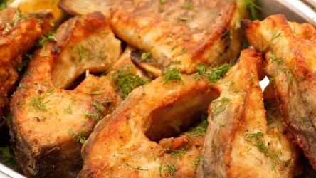 Jedząc karpia, zawsze należy zachowywać ostrożność. Zawsze może trafić się w nim bowiem drobna ość, która stwarza zagrożenie