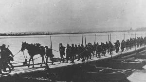 Przeprawa oddziału I Brygady Legionów przez Wisłę po bitwie pod Józefowem podczas ofensywy majowej 1915 roku