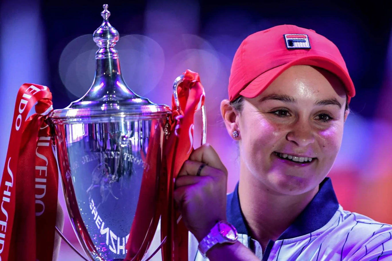 Ashleigh Barty z pucharem za triumf w WTA Finals Ashleigh Barty z pucharem za triumf w WTA Finals