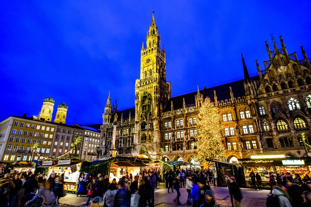 Monachium - w Boże Narodzenie Marienplatz i wspaniały ratusz w Monachium, stolicy Bawarii, zamienia się w królestwo rozświetlone ozdobami. Dla Bawarczyków najcenniejsze są te tradycyjne, wykonane z drewna. I wszędzie jest ich bez liku. Wśród świątecznych dekoracji dostrzec można piękne, kolorowe wieńce, które wieszane są na drzwiach domów. W oknach zobaczymy świecące lampki drewnianych świeczników, tzw. Schwibbogen. Monachium - w Boże Narodzenie Marienplatz i wspaniały ratusz w Monachium, stolicy Bawarii, zamienia się w królestwo rozświetlone ozdobami. Dla Bawarczyków najcenniejsze są te tradycyjne, wykonane z drewna. I wszędzie jest ich bez liku. Wśród świątecznych dekoracji dostrzec można piękne, kolorowe wieńce, które wieszane są na drzwiach domów. W oknach zobaczymy świecące lampki drewnianych świeczników, tzw. Schwibbogen.