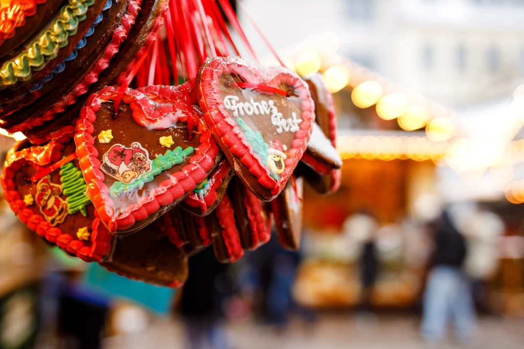 Oczywiście nie ma świąt bez pierniczków Elisenlebkuchen ze spodem z opłatka i trzema migdałami na wierzchu. A orzechy, na świąteczne łakocie zawsze kruszy tradycyjny drewniany dziadek do orzechów. Oczywiście nie ma świąt bez pierniczków Elisenlebkuchen ze spodem z opłatka i trzema migdałami na wierzchu. A orzechy, na świąteczne łakocie zawsze kruszy tradycyjny drewniany dziadek do orzechów.