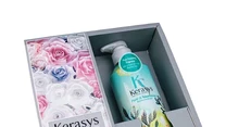 Kerasys Perfume Pure & Charming – perfumowany szampon i odżywka do codziennej pielęgnacji włosów suchych i zniszczonych. Ekstrakty z kwiatów gardenii i lilii białej intensywnie nawilżają i wygładzają pasma oraz wykazują działanie przeciwzapalne i łagodzące na skórę głowy. Olej kokosowy zapewnia odżywienie i zmiękczenie włosów, a także chroni je przed przesuszeniem i uszkodzeniami. 
Cena: 74 zł / zestaw 2 x 600 ml.