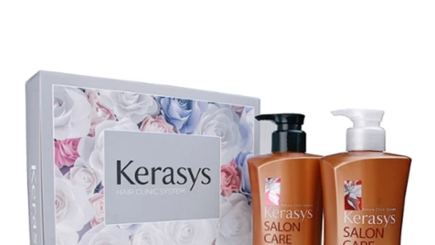 Ekskluzywny Zestaw Upominkowy: Szampon + Odżywka Kerasys Salon Care Nutritive Amoule (odżywczy) - kosmetyki z serii Kerasys Salon Care  przeznaczone są do włosów zniszczonych częstym modelowaniem, farbowanych, suchych, matowych i łamliwych. Ekstrakt z  owoców Moringa, intensywnie odżywia włosy, dzięki czemu stają się mocne i sprężyste. Wyciąg z oleju słonecznika zapewnia ochronę przed promieniowaniem UV, a także wykazuje silne działanie antyoksydacyjne. Naturalna keratyna i aktywne polifenole z czerwonego wina zapewniają włosom wygładzenie i głębokie odżywienie od nasady aż po końce. 
Cena: 79 zł / zestaw 2x 600 ml. 