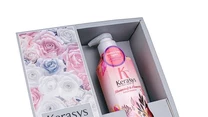 Kerasys Perfume Blooming & Flowery - perfumowany szampon i  odżywka do codziennej pielęgnacji włosów przetłuszczających się zawierają delikatne składniki pochodzenia naturalnego:  ekstrakt z kwiatów lilii białej oraz hydrolat z kwiatów róży damasceńskiej, które przywracają skórze głowy naturalną równowagę, nawilżają włosy i nadają im miękkość. 

Cena: 74 zł / zestaw 2 x 600 ml.