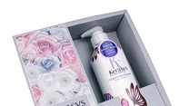 Kerasys Perfume Elegance & Senusual – perfumowany szampon i odżywka do codziennej pielęgnacji włosów suchych i zniszczonych. Dzięki oliwie z oliwek i masłu shea suche, matowe włosy odzyskują zdrowy wygląd -  stają się dobrze odżywione, elastyczne i błyszczące. Ekstrakty z kwiatów ylang ylang oraz kwiatów hiacynta mają działanie przeciwrodnikowe, dzięki czemu skutecznie ochraniają łodygę włosa i skórę głowy przed szkodliwym działaniem promieni UVA i UVB i zanieczyszczeń środowiska.

Cena: 74 zł / zestaw 2 x 600 ml.
