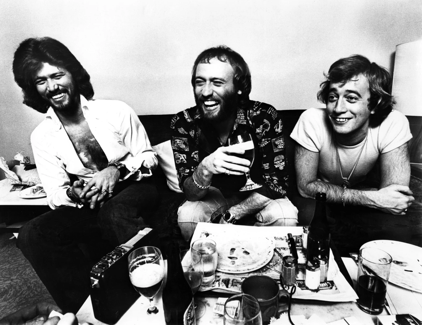 Zarówno Lesley, jak i Andy w pewnych momentach swojego życia byli bezpośrednio związani z formacją braci. Lesley w 1969 roku zastąpiła Robina w czasie koncertów, kiedy ten na parę miesięcy odszedł z Bee Gees. Andy najpierw odniósł sukces jako solista. Gdy w 1988 roku wyniszczony kokainą leżał umierający w szpitalu, jego bracia ogłosili, że… przyjęli go do zespołu. (na zdjęciu od lewej: Barry Gibb, Maurice Gibb, Robin Gibb)