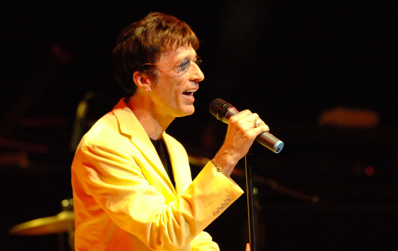 20 maja 2012 roku świat obiegła informacja o śmierci Robina. Piosenkarz zmagał się z rakiem wątroby i okrężnicy. W momencie kiedy nowotwór znalazł się w stanie remisji, Robin zachorował na zapalenie płuc. Przeszedł zabieg tracheotomii i zapadł w śpiączkę. Lekarze dawali mu kilka dni życia. Jednak gdy Gibb wybudził się ze śpiączki, wydawało się, że zdarzył się cud. Stwierdzono, że ma szansę wyzdrowieć. Wypisano go do domu. Zmarł kilkanaście dni później. 