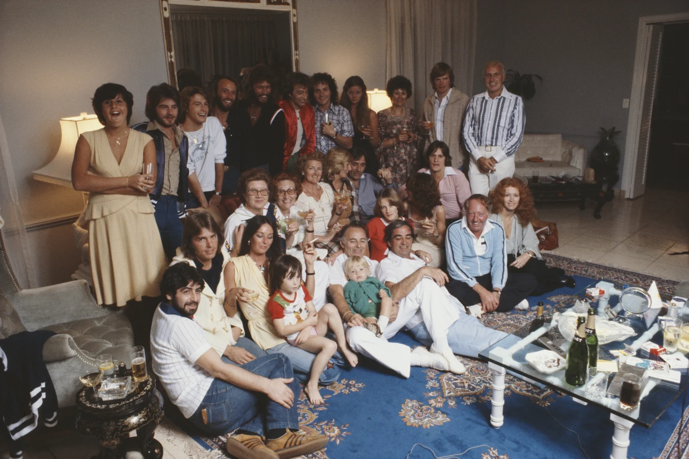 Rodzina Gibbów była liczna. Barbara i Hugo Gibb mieli pięcioro dzieci: czterech chłopców: Barry'ego (urodzony w 1946), Robina (ur. 1949), Maurice'a (o 35 minut młodszy bliźniak Robina) i Andy'ego (ur. 1958) oraz córkę - Lesley (ur. 1945).