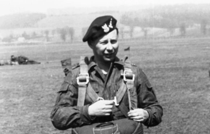 Edwin Rozłubirski jako pułkownik SZ PRL. Zjednoczył emigracyjne i krajowe środowisko, walczył o godny pochówek dla gen. Sosabowskiego. Dziś jego beret okazał się zbyt czerwony Edwin Rozłubirski jako pułkownik SZ PRL. Zjednoczył emigracyjne i krajowe środowisko, walczył o godny pochówek dla gen. Sosabowskiego. Dziś jego beret okazał się zbyt czerwony