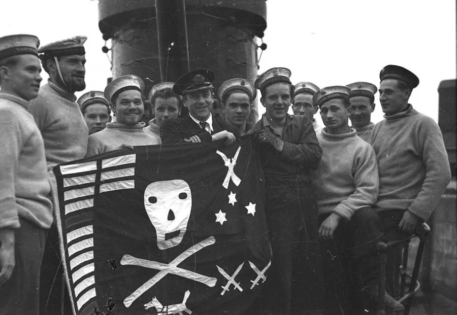 Bolesław Romanowski z załogą ORP "Dzik" i rozwiniętą piracką flagą z sukcesami okrętu. Po wojnie służył w MW PRL Bolesław Romanowski z załogą ORP "Dzik" i rozwiniętą piracką flagą z sukcesami okrętu. Po wojnie służył w MW PRL