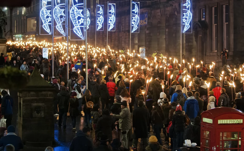 Sylwester w Edynburgu wywodzi się jeszcze z czasów pogańskich i trwa cztery dni. Przez historyczne centrum miasta przechodzi wielka parada z pochodniami, by rytualnie spalić łódź wikingów. Ci, którzy chcą mieć doskonałą kondycję, urządzają sobie w Nowym Roku kąpiel w rzece Forth. Podobno wspaniale hartuje. Sylwester w Edynburgu wywodzi się jeszcze z czasów pogańskich i trwa cztery dni. Przez historyczne centrum miasta przechodzi wielka parada z pochodniami, by rytualnie spalić łódź wikingów. Ci, którzy chcą mieć doskonałą kondycję, urządzają sobie w Nowym Roku kąpiel w rzece Forth. Podobno wspaniale hartuje.