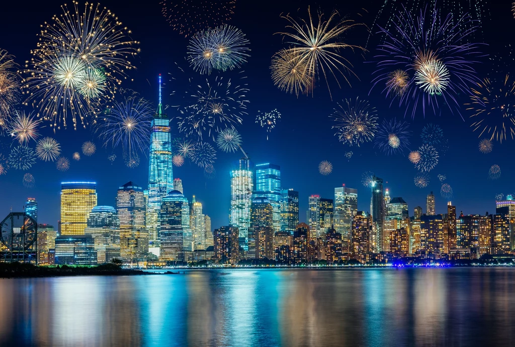 Jako ostatni witają Nowy Rok nowojorczycy, którzy sylwestrowy wieczór spędzają na placu Times Square. Na Nowy Rok czeka tu około milion osób. Gdy wybija północ, tysiącem diod rozbłyska kryształowa kula. Rozlega się „New York, New York” Franka Sinatry, a na miasto spada tona płatków konfetti. Jako ostatni witają Nowy Rok nowojorczycy, którzy sylwestrowy wieczór spędzają na placu Times Square. Na Nowy Rok czeka tu około milion osób. Gdy wybija północ, tysiącem diod rozbłyska kryształowa kula. Rozlega się „New York, New York” Franka Sinatry, a na miasto spada tona płatków konfetti.