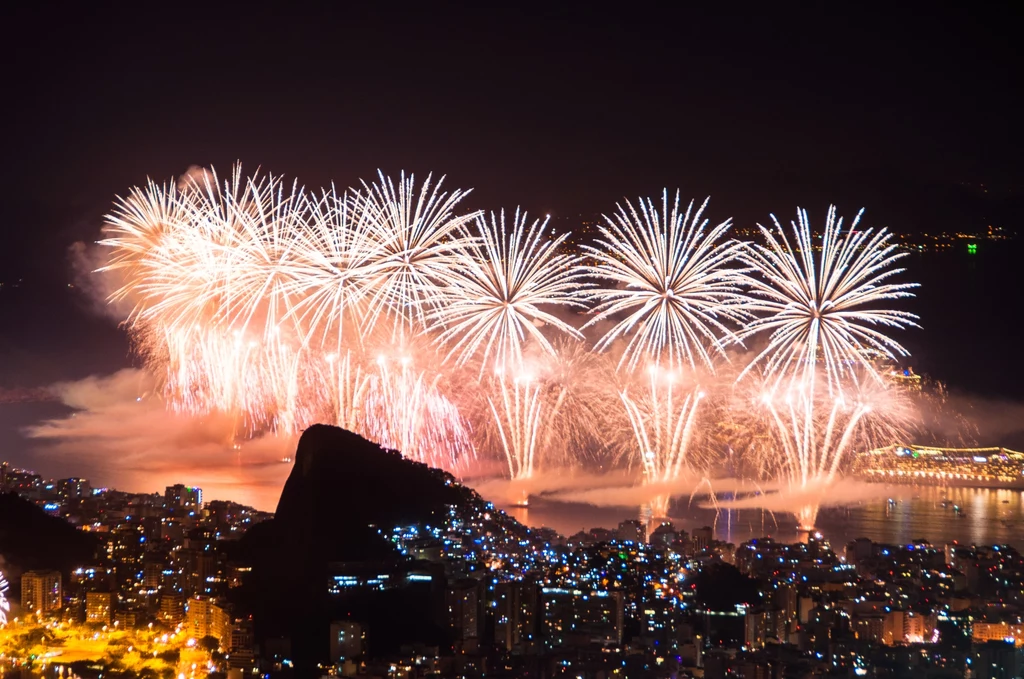 Jeśli chcesz świętować na plaży w Rio de Janeiro, ubierz się na biało. Brazylijczycy są przekonani, że ten kolor przynosi szczęście. Jeszcze kilka lat temu wszyscy imprezowicze wrzucali do oceanu kwiaty i kosmetyki – jako ofiarę dla bogini mórz Yemanji. Teraz, troszcząc się o ekologię, przestali. Za to na plaży mają wspaniały pokaz fajerwerków. Żródło: Tele Tydzień Jeśli chcesz świętować na plaży w Rio de Janeiro, ubierz się na biało. Brazylijczycy są przekonani, że ten kolor przynosi szczęście. Jeszcze kilka lat temu wszyscy imprezowicze wrzucali do oceanu kwiaty i kosmetyki – jako ofiarę dla bogini mórz Yemanji. Teraz, troszcząc się o ekologię, przestali. Za to na plaży mają wspaniały pokaz fajerwerków. Żródło: Tele Tydzień