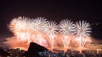 Jeśli chcesz świętować na plaży w Rio de Janeiro, ubierz się na biało. Brazylijczycy są przekonani, że ten kolor przynosi szczęście. Jeszcze kilka lat temu wszyscy imprezowicze wrzucali do oceanu kwiaty i kosmetyki – jako ofiarę dla bogini mórz Yemanji. Teraz, troszcząc się o ekologię, przestali. Za to na plaży mają wspaniały pokaz fajerwerków.

Żródło: Tele Tydzień