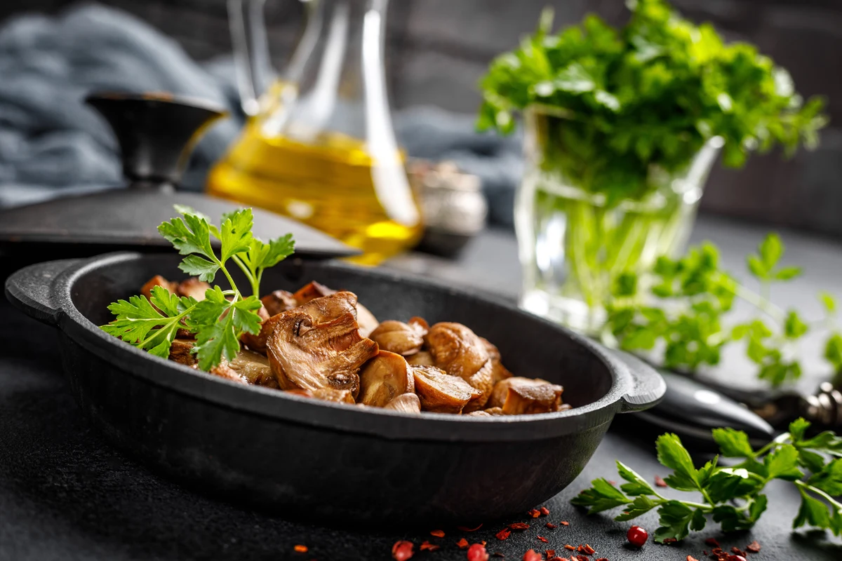 Zamiast odcinać ogonki, pokrój całe grzyby w paski. Zachowają kształt, równo się też usmażą Zamiast odcinać ogonki, pokrój całe grzyby w paski. Zachowają kształt, równo się też usmażą