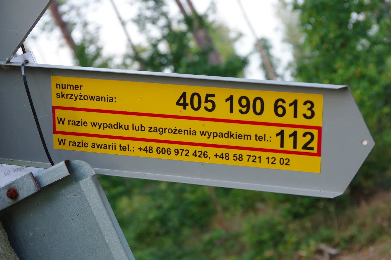 Kolejarze przypominają m.in, że każdy przejazd posiada taką identyfikacyjną naklejkę Kolejarze przypominają m.in, że każdy przejazd posiada taką identyfikacyjną naklejkę