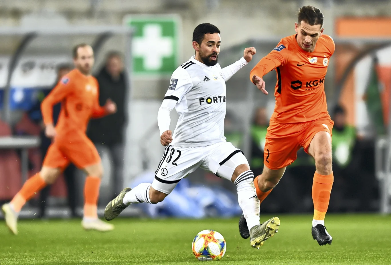 Luquinhas (w białym stroju) i goniący go Bartosz Kopacz Luquinhas (w białym stroju) i goniący go Bartosz Kopacz