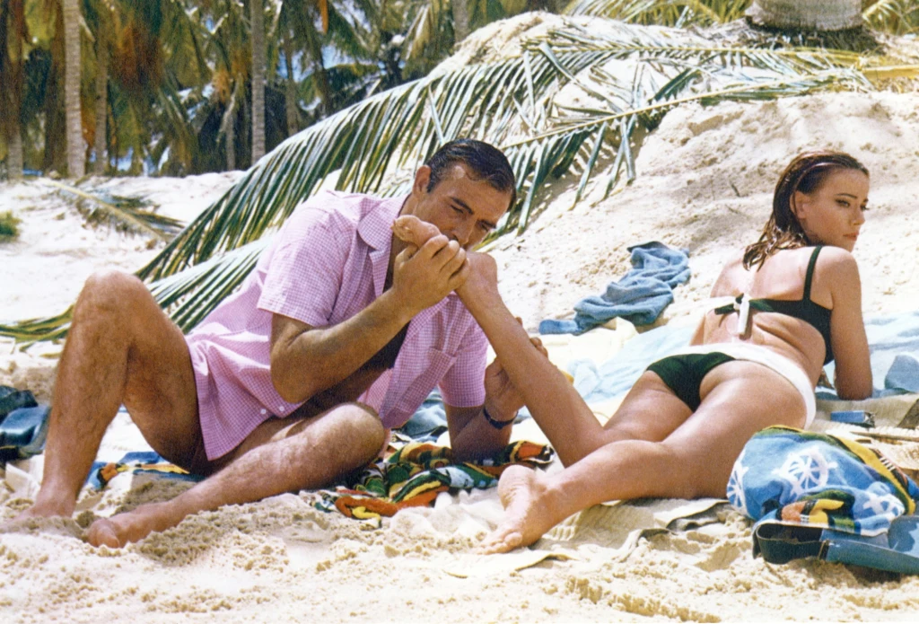 Sean Connery i Claudine Auger w filmie "Operacja Piorun" Sean Connery i Claudine Auger w filmie "Operacja Piorun"