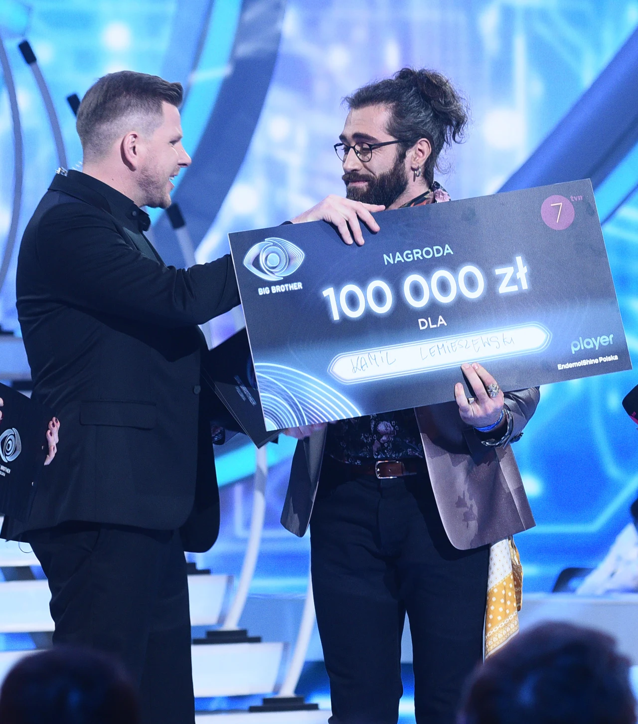 Kamil Lemieszewski odbiera nagrodę Kamil Lemieszewski odbiera nagrodę