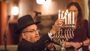  Zapalenie świecy chanukowej w Synagodze Tempel w Krakowie, zdjęcie archiwalne