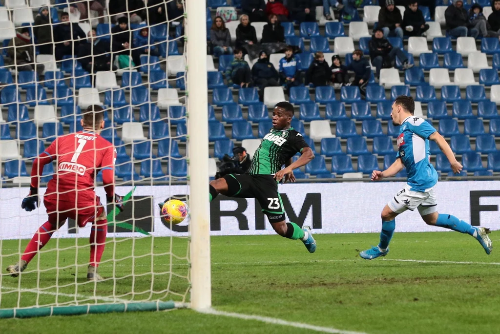 Hamed Traore (z lewej) zdobył bramkę dla Sassuolo, ale jego drużyna nie zdołała zdobyć punktu