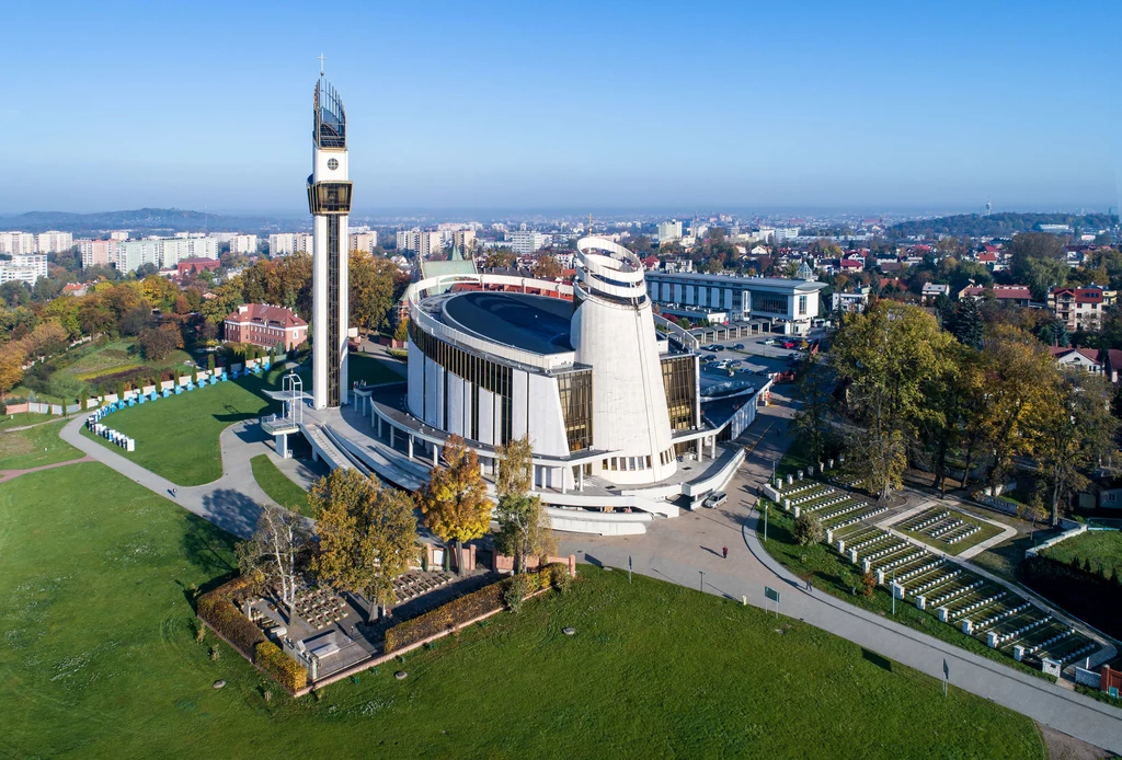 Z łagiewnickiej platformy widokowej widać panoramę Krakowa i Tatry