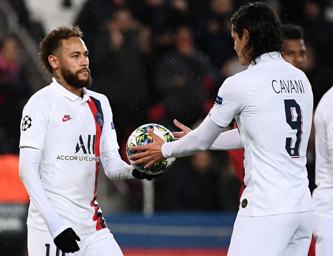 Neymar przekazuje piłkę Cavaniemu przed wykonaniem rzutu karnego Neymar przekazuje piłkę Cavaniemu przed wykonaniem rzutu karnego