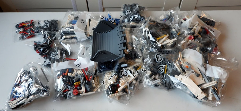 ​LEGO Technic Liebherr R 9800 - jedna z partii (dwóch) klocków