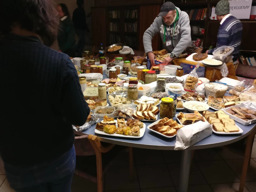 Zdjęcie udostępnione przez fundację "Podziel się Posiłkiem z Bezdomnymi". Na zdjęciu widoczna jest żywność zebrana przez wolontariuszy w jednym z miast przez jeden dzień.