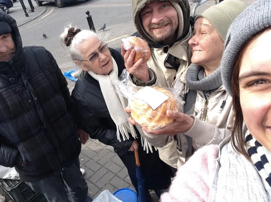 Zdjęcie z pierwszej akcji "Podziel się Posiłkiem z Bezdomnymi". 