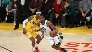 Kawhi Leonard (z prawej) z Los Angeles Clippers mija obrońcę Los Angeles Lakers Kentaviousa Caldwell-Pope'a.