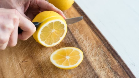 Cytryna może okazać się nieocenionym sojusznikiem w walce z suchą skórą na piętach. Jak wykorzystać ten owoc?