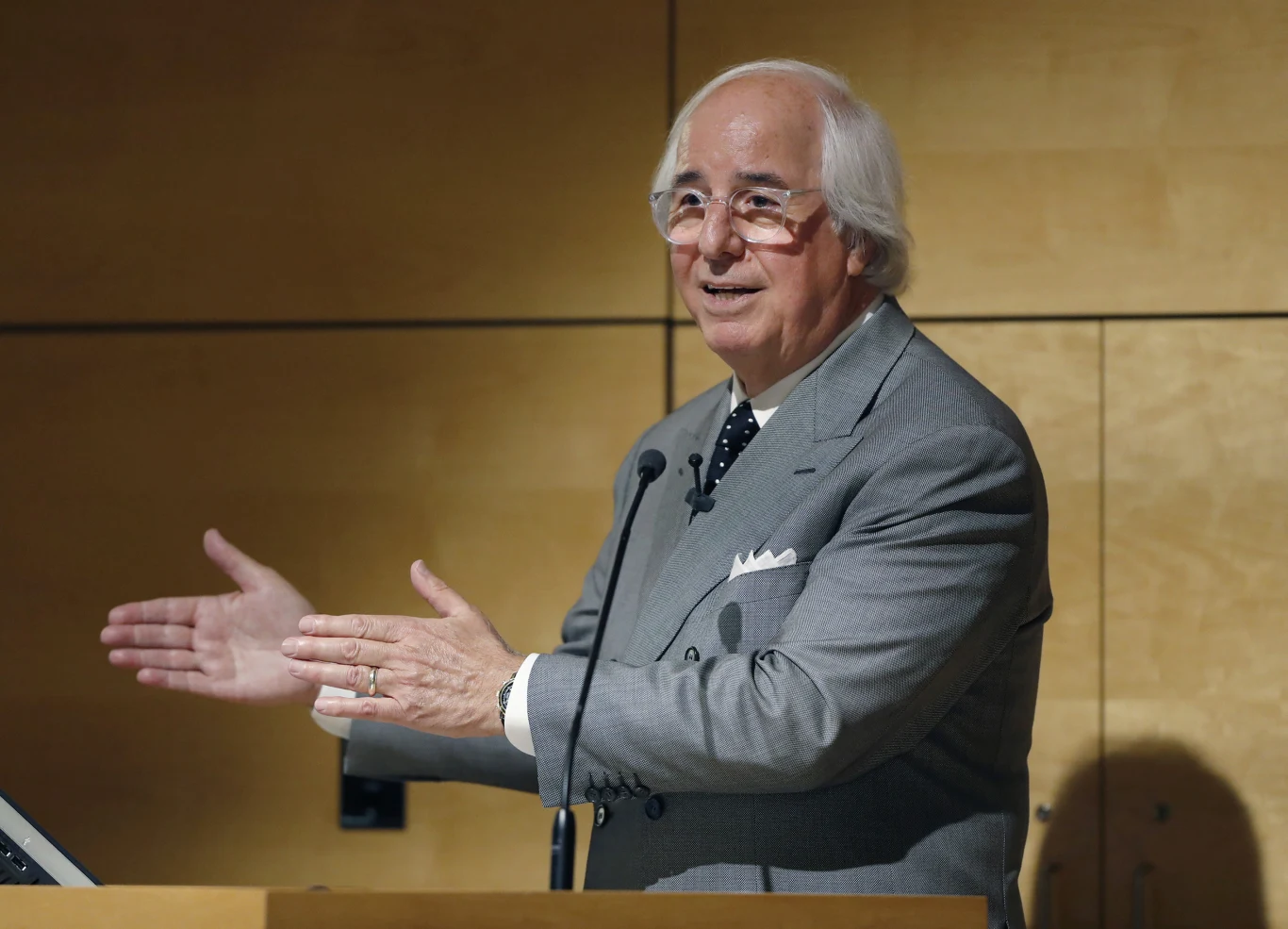 Frank Abagnale jest dziś cenionym konsultantem pomagającym firmom zabezpieczać się przeciwko działaniom oszustów Frank Abagnale jest dziś cenionym konsultantem pomagającym firmom zabezpieczać się przeciwko działaniom oszustów