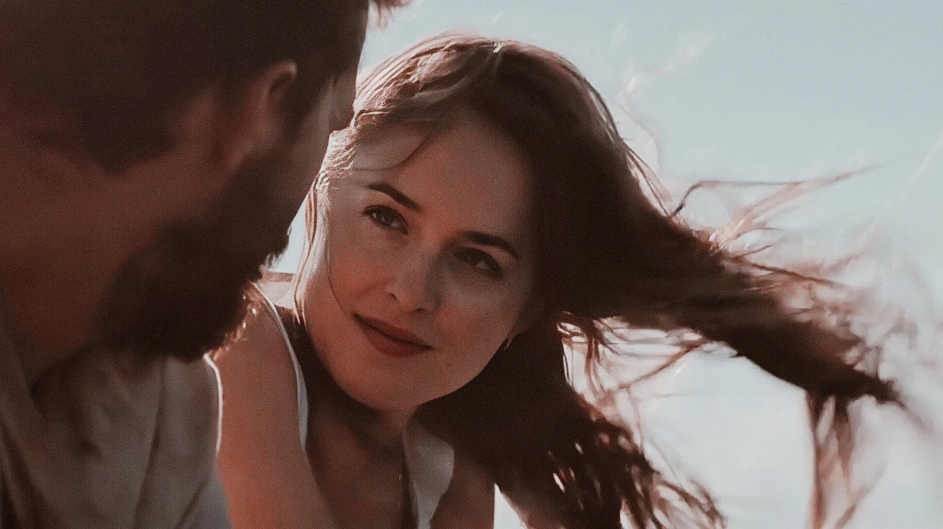 Dakota Johnson w scenie z filmu "Sokół z masłem orzechowym"