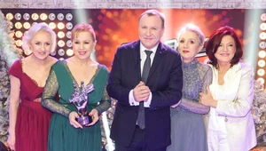 Siostry Szydłowskie wygrały pierwszą edycję "The Voice Senior". Z prawej trenerka Urszula Dudziak, w środku prezes TVP Jacek Kurski