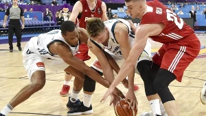 Tomasz Gielo (pierwszy z prawej)