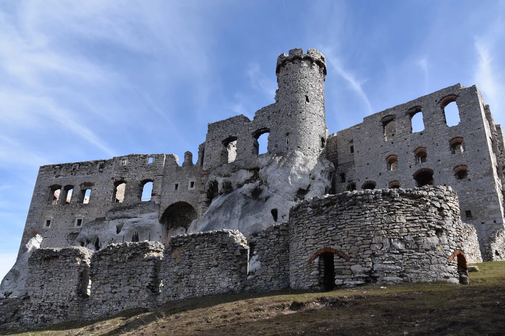 Zamek w Ogrodzieńcu to coś więcej niż imponująca budowla sprzed kilkuset lat