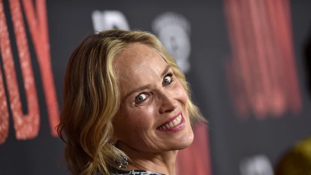 Sharon Stone przez wielu jest uważana za jedną z najpiękniejszych i najseksowniejszych aktorek. Rolą w filmie "Nagi instynkt" podbiła serca widzów na całym świecie. 

Jeszcze do niedawna na ściance zachwycała wszystkich tym, jak wygląda w wieku 61 lat! 

Bez grubej warstwy makijażu i eleganckich ubrań trudno jest ją jednak rozpoznać. 