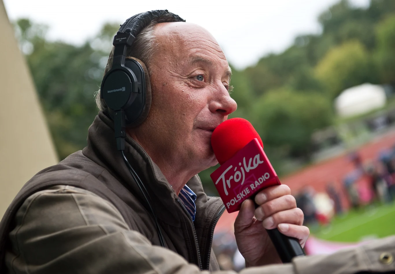 Polskie wersje językowe gier video są dziełem wielu ludzi. Od ludzi, które użyczają głosu, po te, które go implementują do gry i odpowiednio ustawiają w danej sytuacji. Z tym jest problem w FIFIE. Komentatorzy bardzo często komentują sytuacje, których aktualnie nie ma na wirtualnym boisku. Zdarza się to regularnie i jest odczuwane przez graczy. Od przyszłego roku być może skład komentatorski ponownie ulegnie zmianie. Polskie wersje językowe gier video są dziełem wielu ludzi. Od ludzi, które użyczają głosu, po te, które go implementują do gry i odpowiednio ustawiają w danej sytuacji. Z tym jest problem w FIFIE. Komentatorzy bardzo często komentują sytuacje, których aktualnie nie ma na wirtualnym boisku. Zdarza się to regularnie i jest odczuwane przez graczy. Od przyszłego roku być może skład komentatorski ponownie ulegnie zmianie.