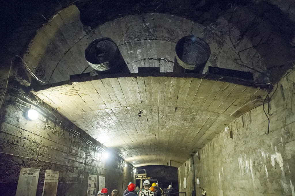 Wśród gór rozlegały się raz po raz donośne detonacje, zapadały się wejścia do sztolni, hal i głębiej sięgających tuneli